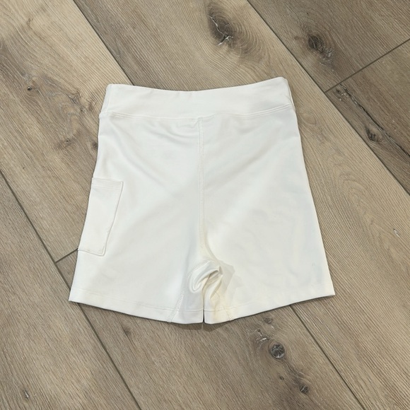 THRIVE SOCIETE YOGA SHORTS - Picture 2 of 3